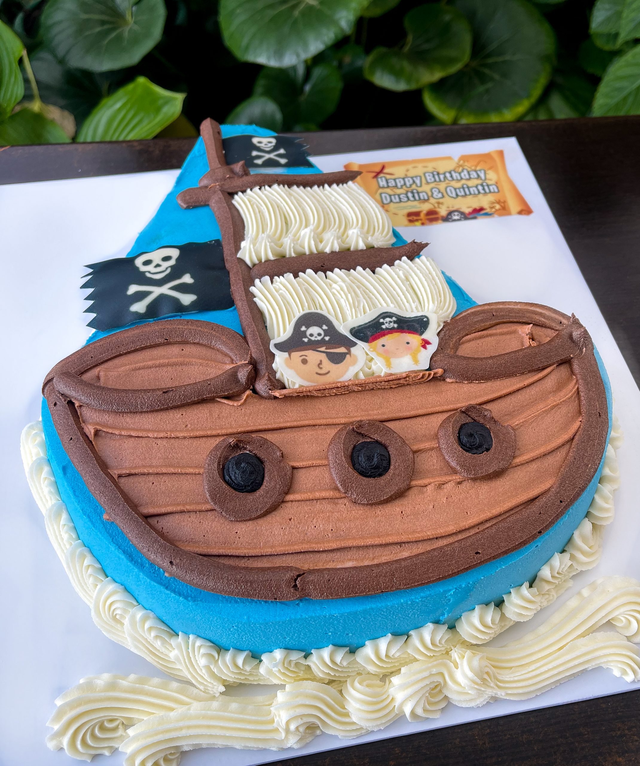 Yacht cruiser boat cake - Decorated Cake by Angel Cake - CakesDecor